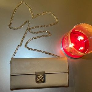 a tan shoulder bag, only used 2 times.